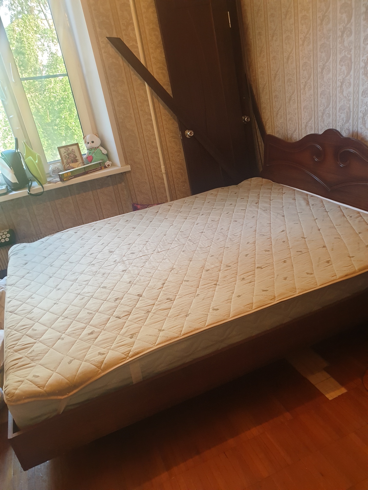 Двуспальная кровать с матрасом даром