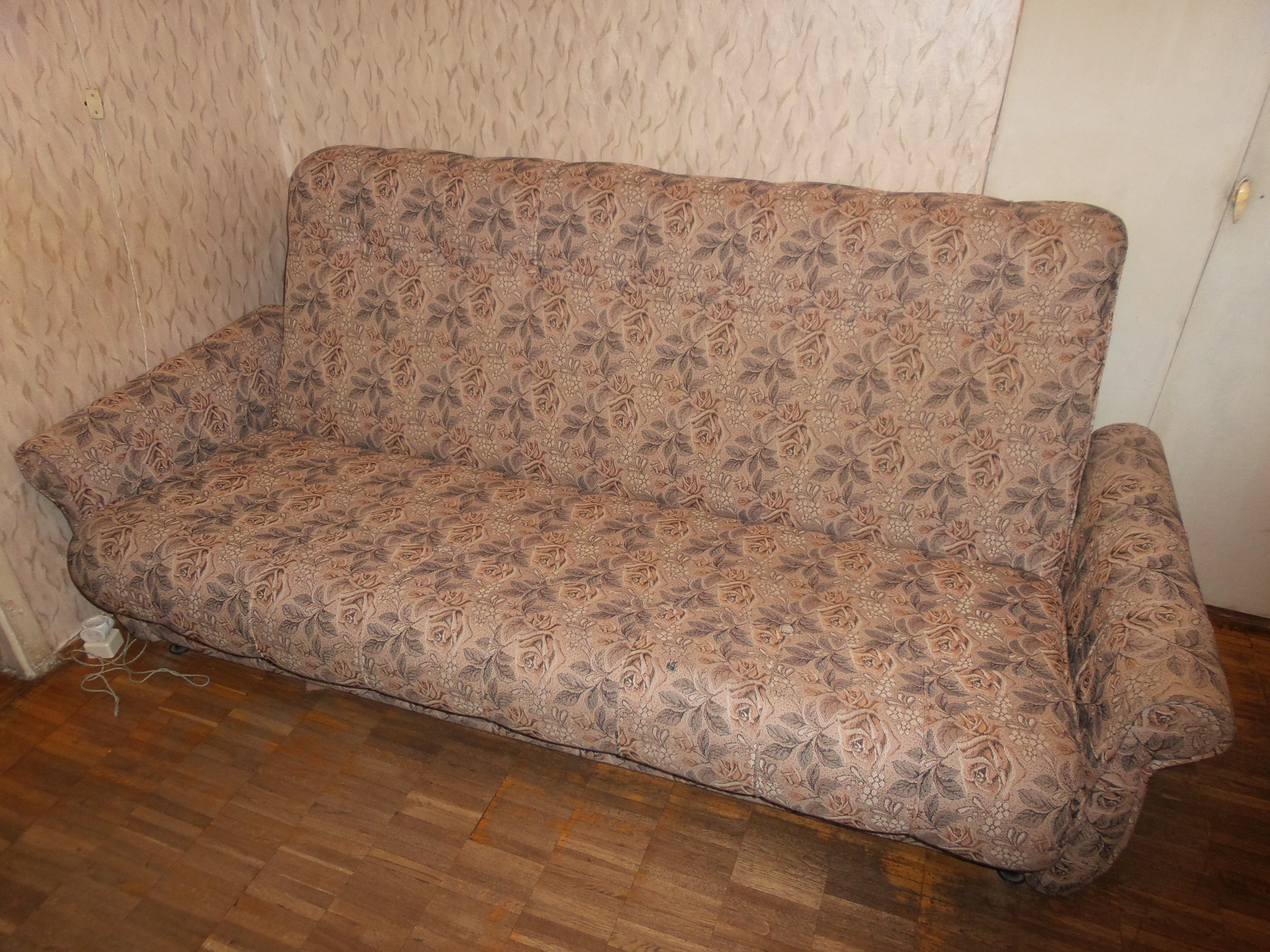 Продажа б у казань. Старый диван. Диван даром самовывоз. Советский диван. Старые диваны самовывоз.