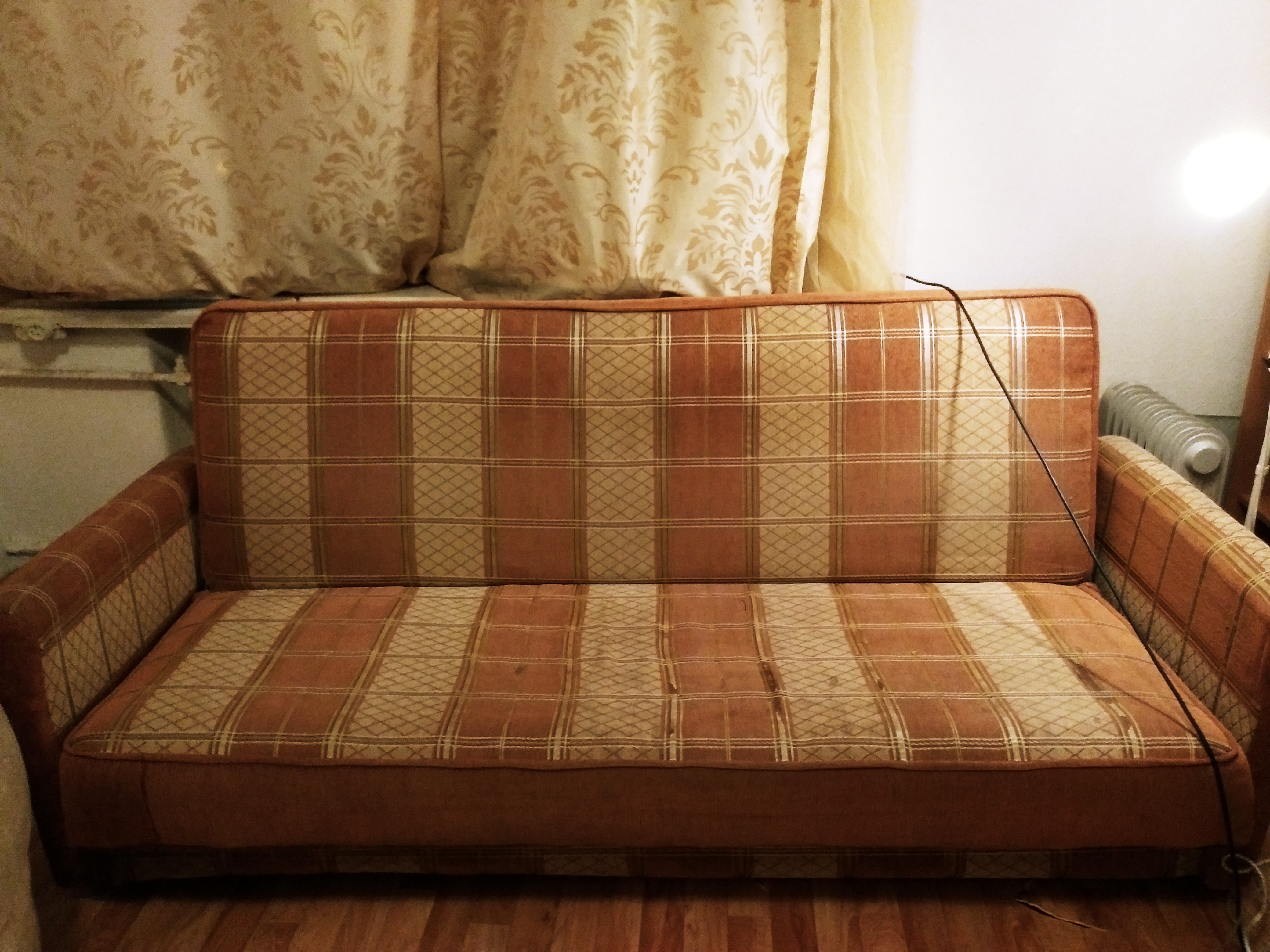 Авито диван кровать б у. Диванчик даром. Мягкая мебель даром. Старые диваны самовывоз. Диван даром.